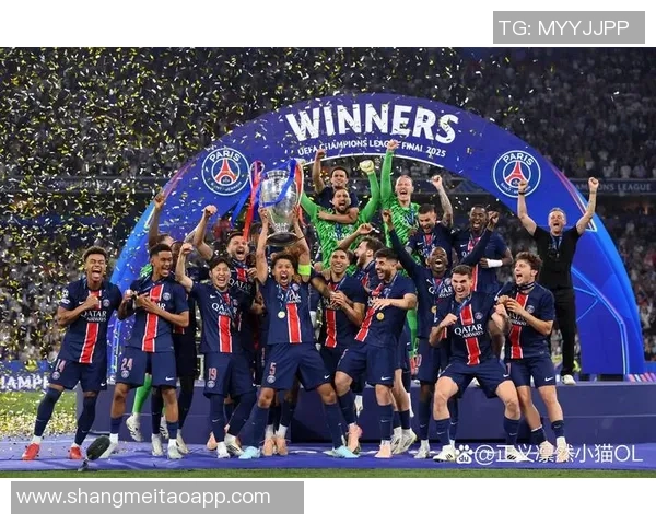 老婆为足球明星进球欢呼雀跃的温馨瞬间分享