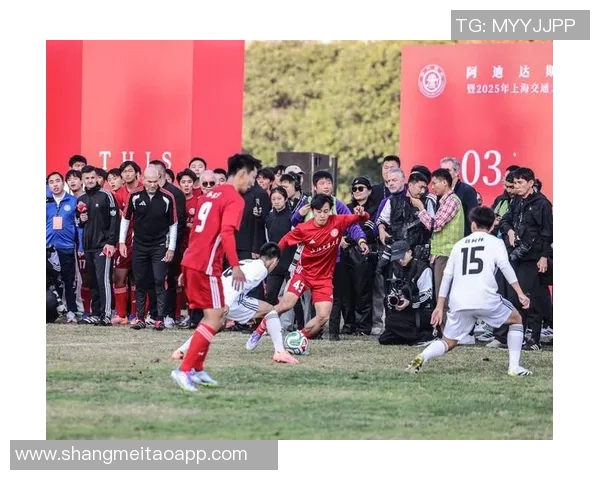 街头偶遇传奇足球明星与我分享的那些年华与梦想